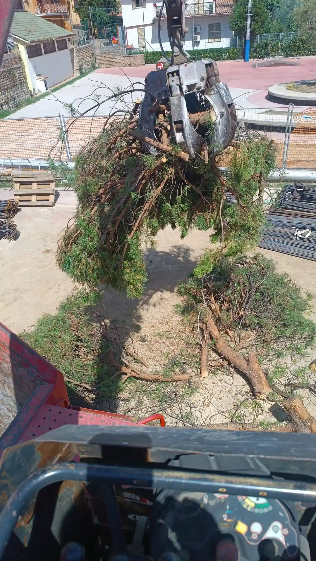 Mezzi autorizzati per ritiro e trasporto rifiuti presso sedi di aziende e uffici a Roma e nel Lazio